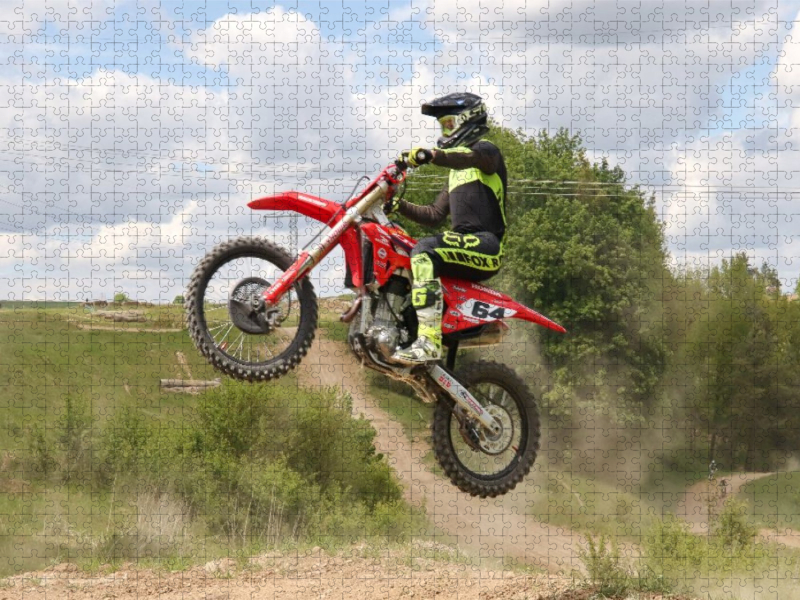 Action-Bild von einem Motocross-Fahrer beim Sprung mit dem Motorrad