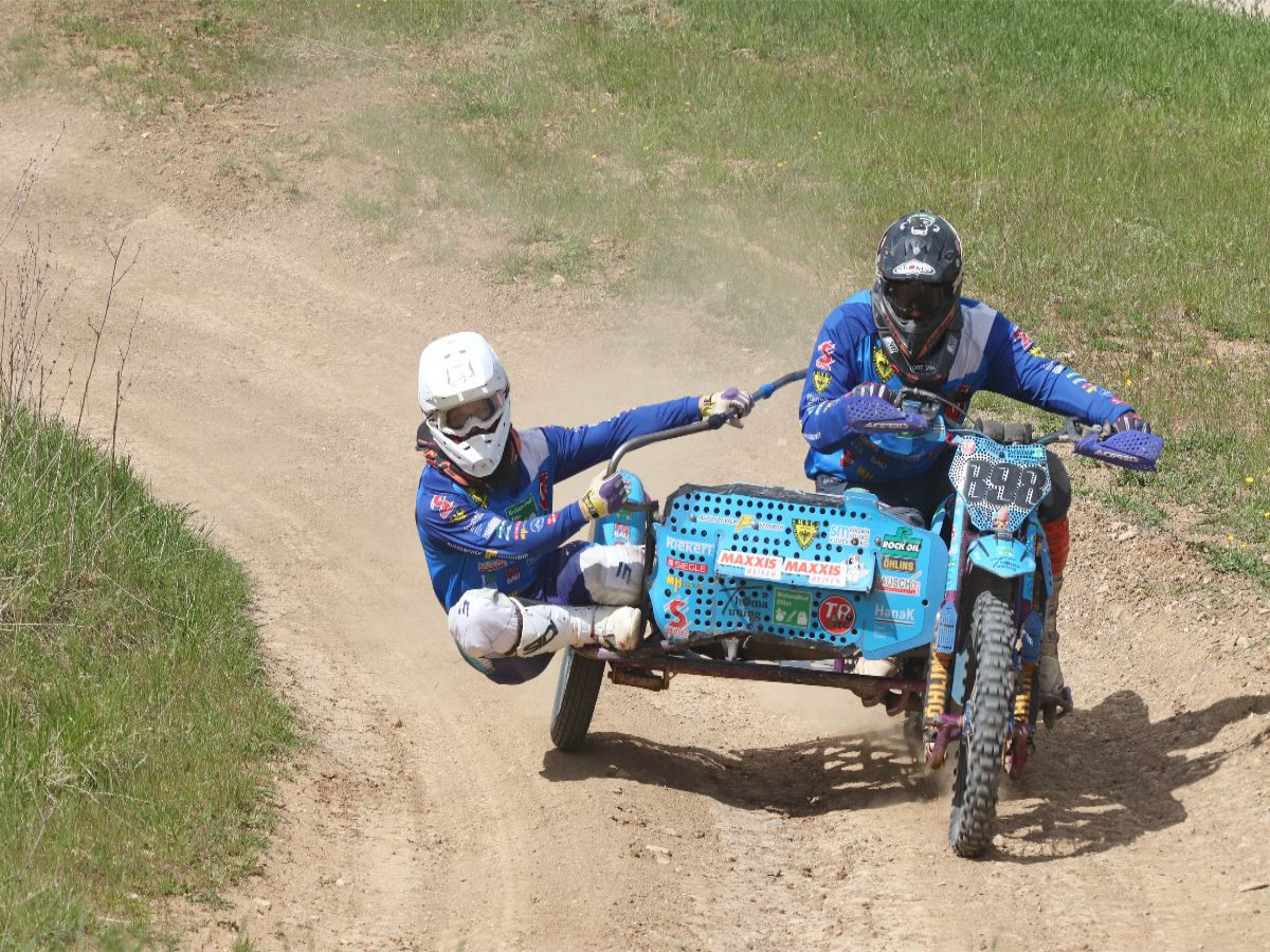 Motocross Beiwagen-Fahrer mit Copilot in Action