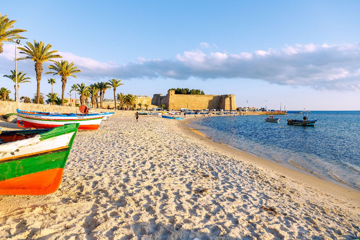 Strand mit Fischerbooten vor der Kasbah in Hammamet