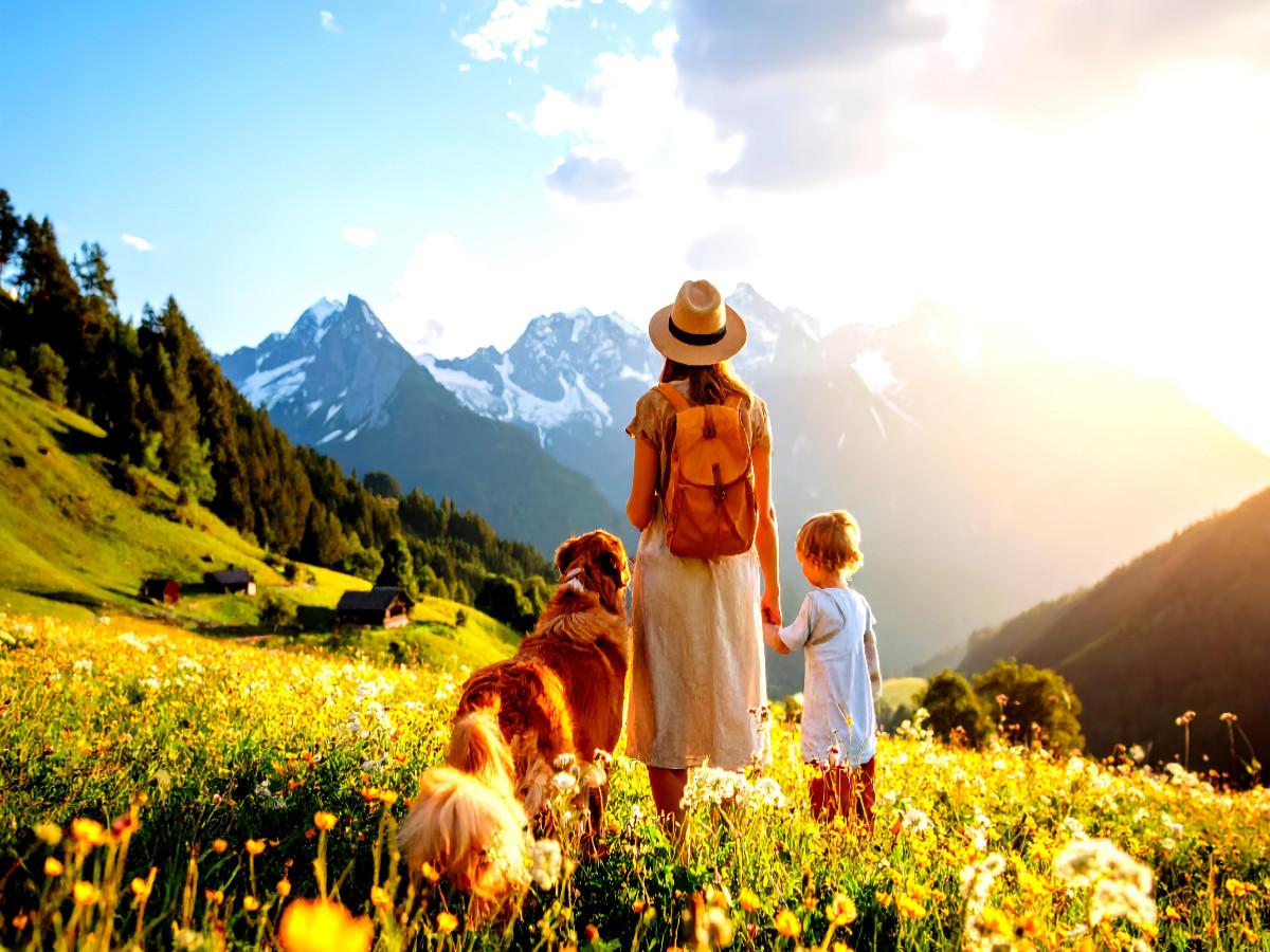 Frau mit Kind und Hund in den Bergen