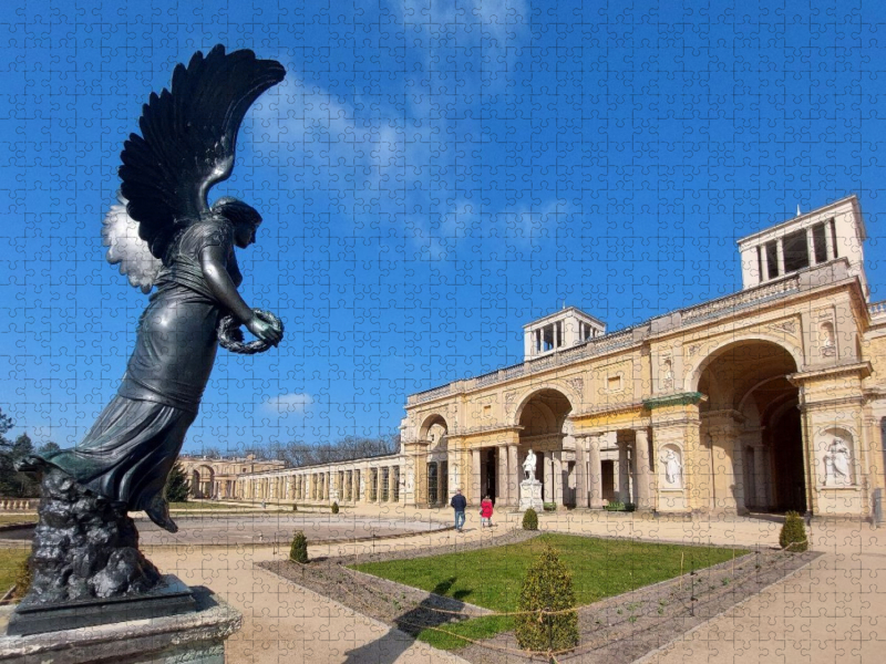 Engelsstatue am Orangerieschloss im Park von Schloss Sanssouci