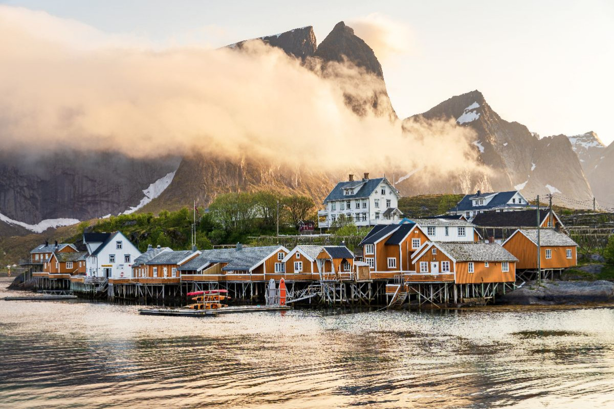 Wolken über Sakrisøy, Lofoten
