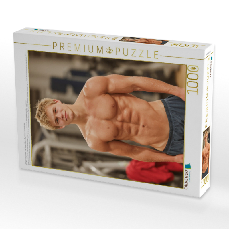 Junger sexy Mann mit Sixpack beim Sport im Fitnessstudio