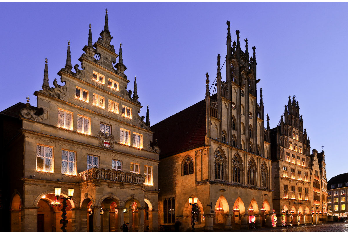 Das Rathaus in Münster zur blauen Stunde