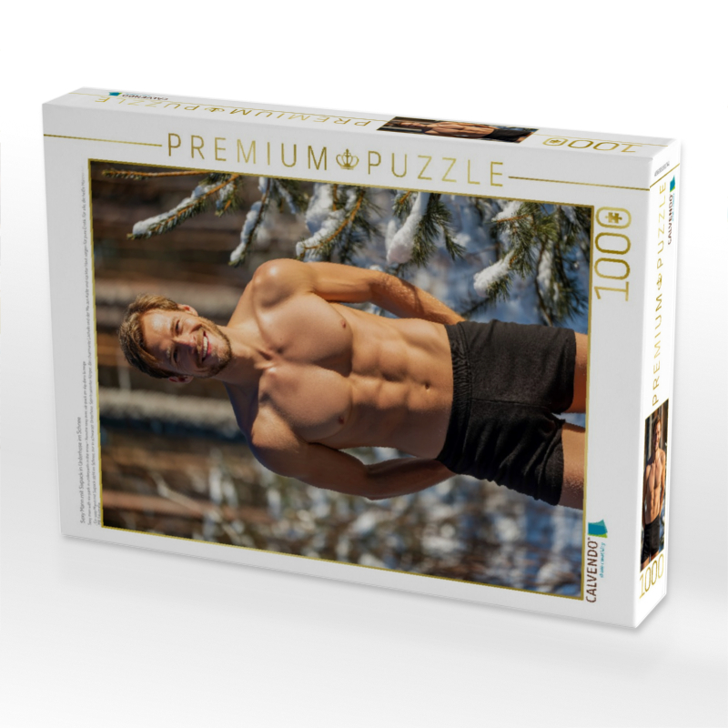 Sexy Mann mit Sixpack in Unterhose im Schnee