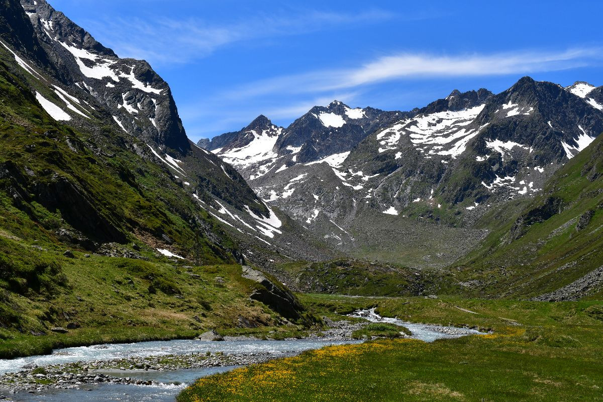 Schöne Landschaft mit Bergen oberhalb der Franz-Senn-Hütte im Stubaital