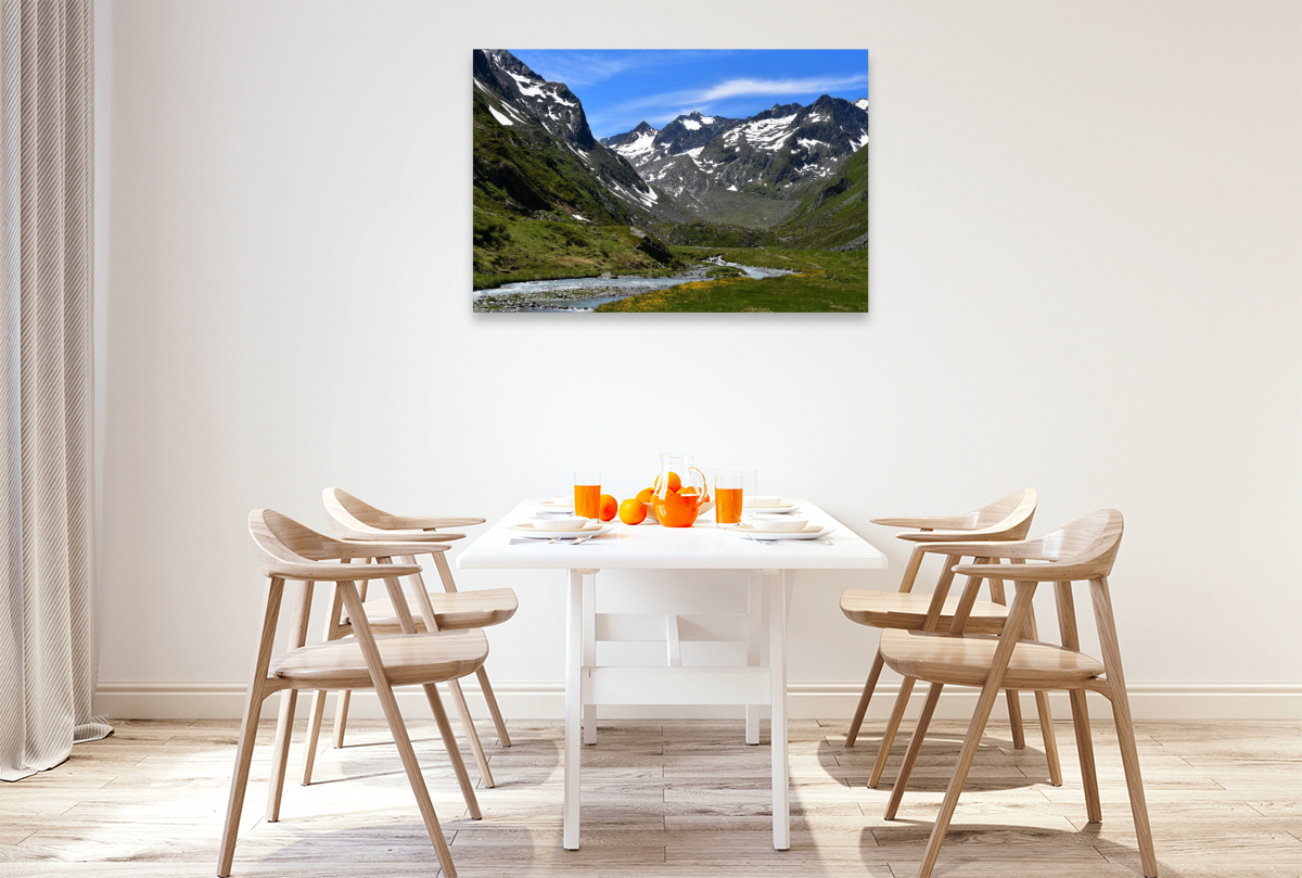 Schöne Landschaft mit Bergen oberhalb der Franz-Senn-Hütte im Stubaital