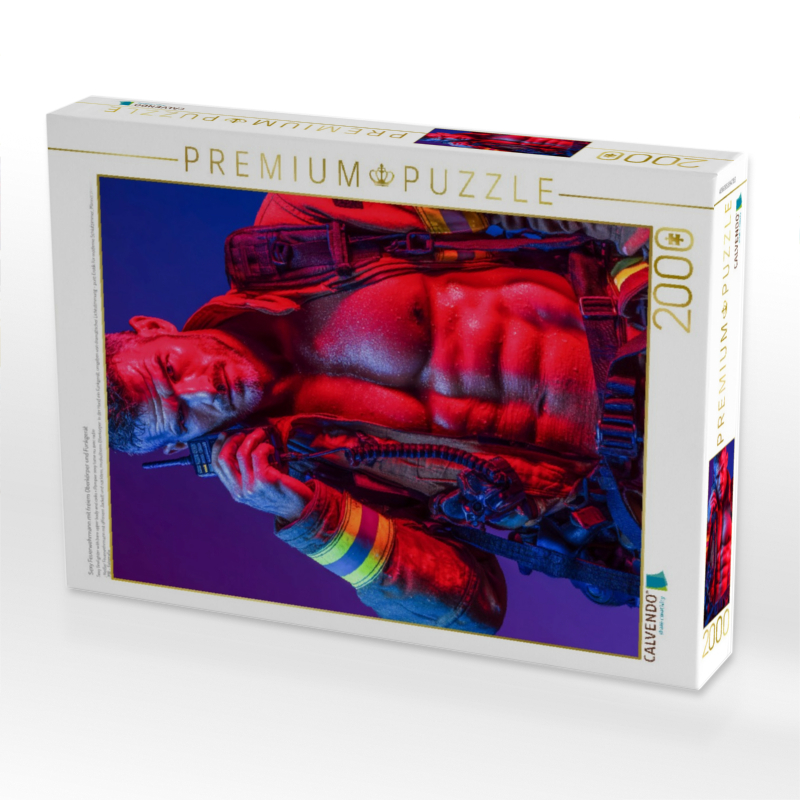 Sexy Feuerwehrmann mit freiem Oberkörper und Funkgerät