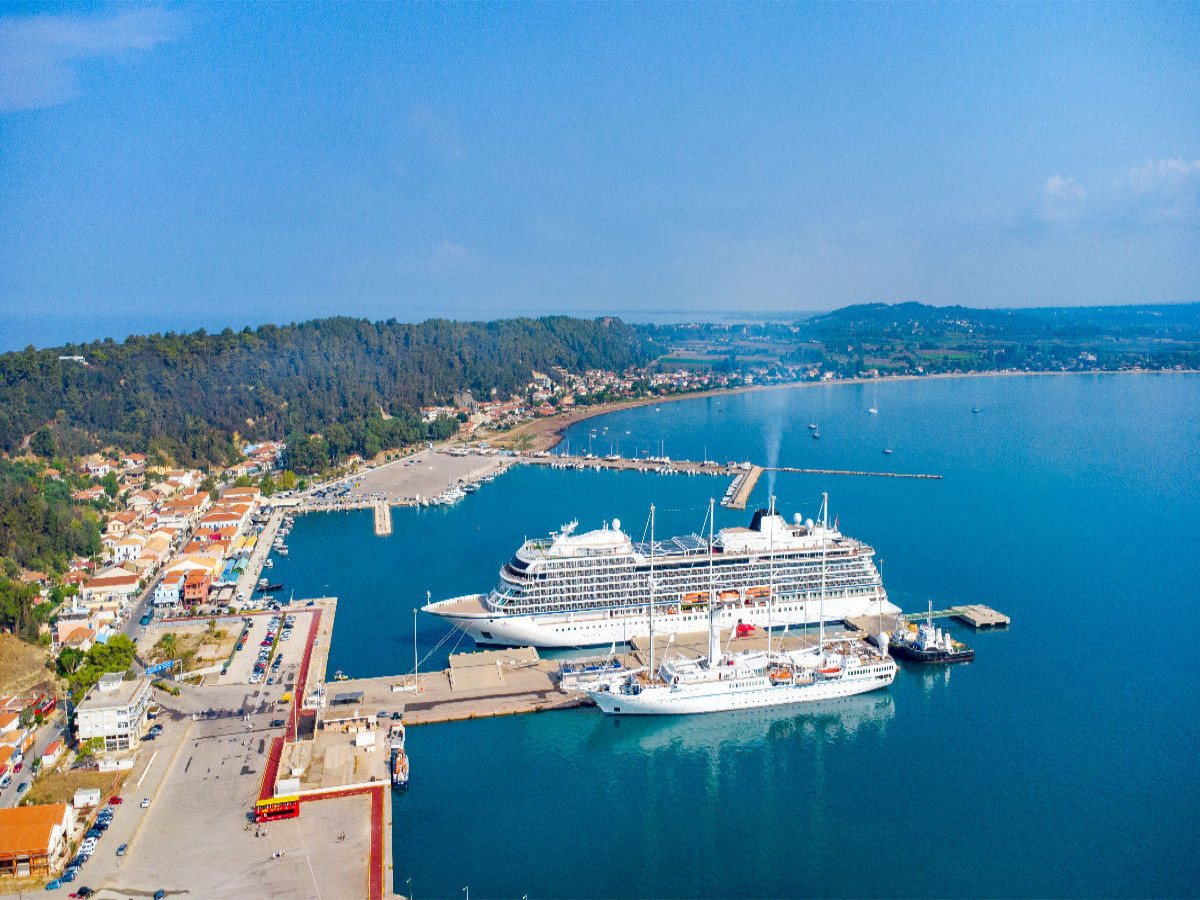 Kreuzfahrtschiff im Hafen von Katakolon - Griechenland von oben