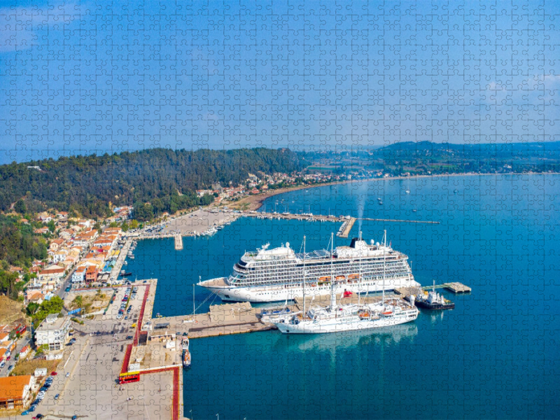 Kreuzfahrtschiff im Hafen von Katakolon - Griechenland von oben