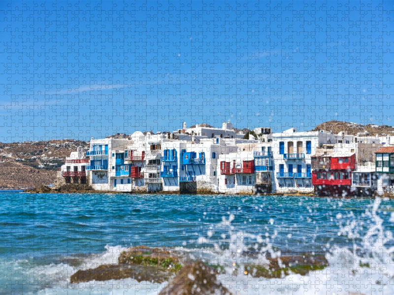 Mykonos - Little Venice mit bunten Balkonen am Meer