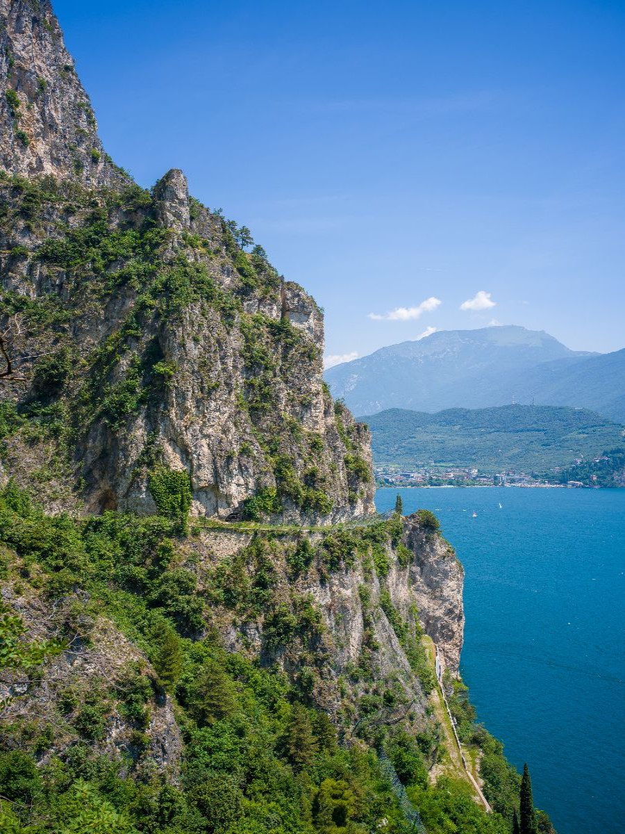 Blick auf die Ponalestraße und Riva del Garda
