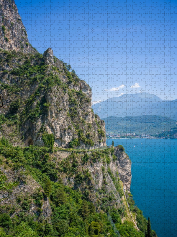 Blick auf die Ponalestraße und Riva del Garda