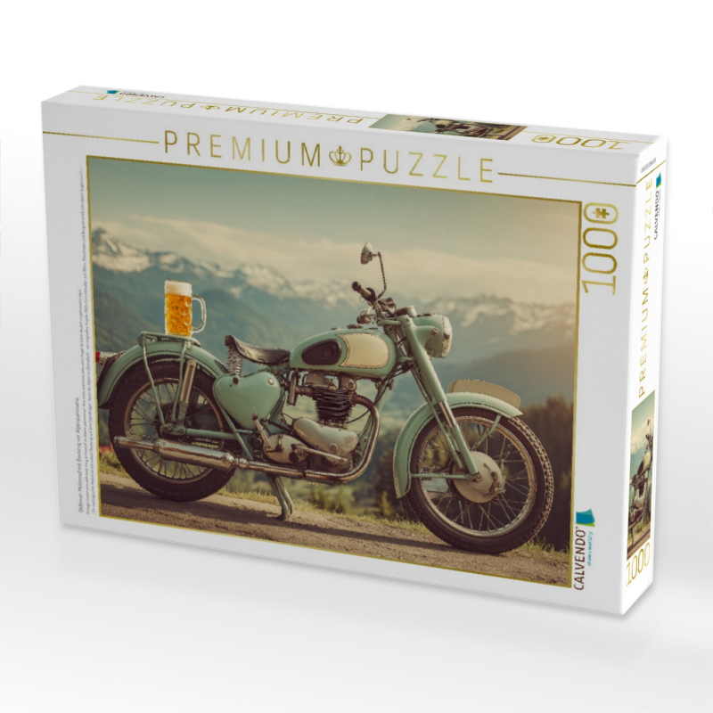 Oldtimer-Motorrad mit Bierkrug vor Alpenpanorama