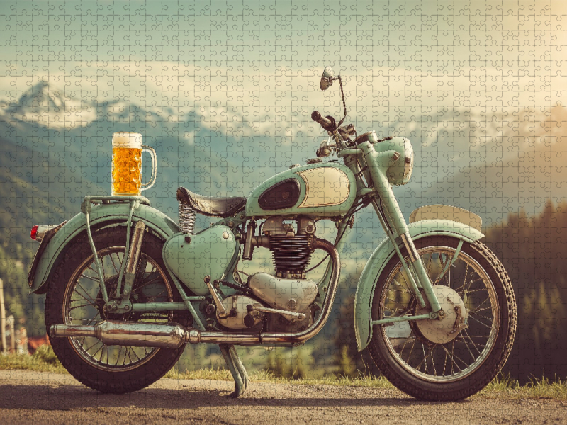 Oldtimer-Motorrad mit Bierkrug vor Alpenpanorama