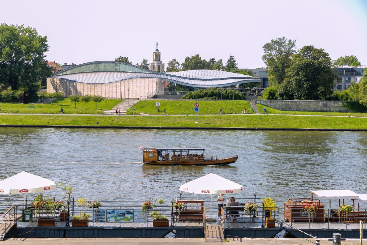 Weichsel-Boulevard mit Krakauer Wassertram und Manggha-Museum für Japanische Kunst und Technik