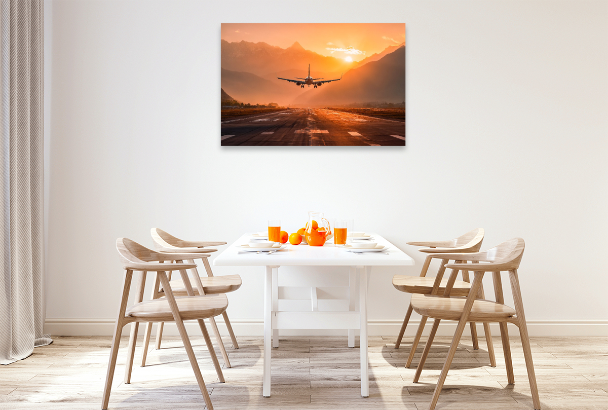 Flugzeug bei Landung im Sonnenuntergang vor Bergkulisse