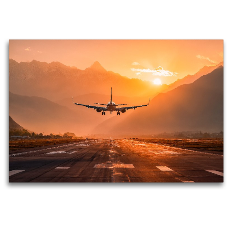 Flugzeug bei Landung im Sonnenuntergang vor Bergkulisse