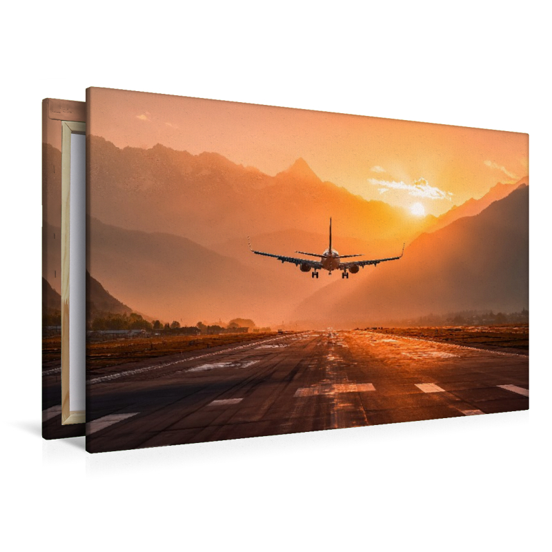 Flugzeug bei Landung im Sonnenuntergang vor Bergkulisse