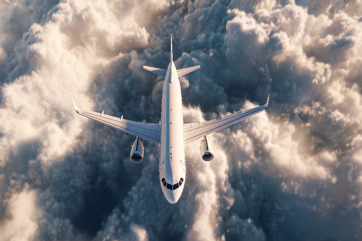 Flugzeug über den Wolken im Gegenlicht