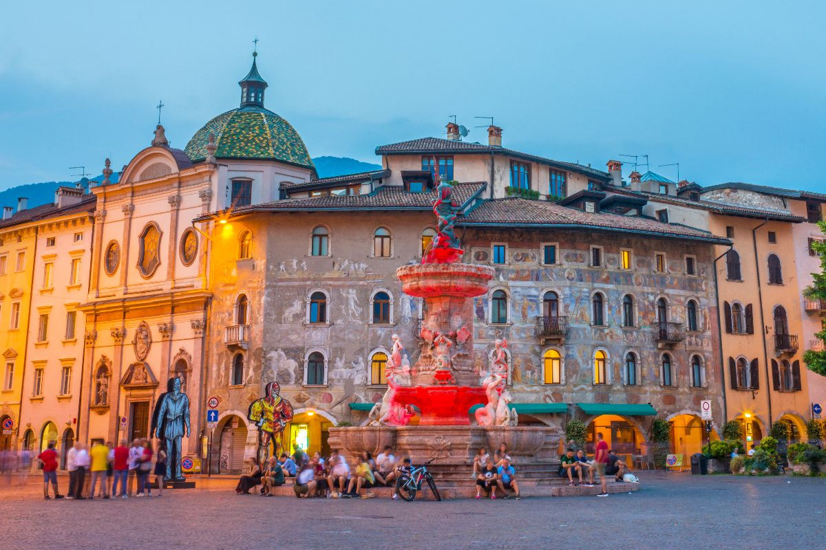 Trient - der Neptunbrunnen auf dem Domplatz kurz nach dem Sonnenuntergang
