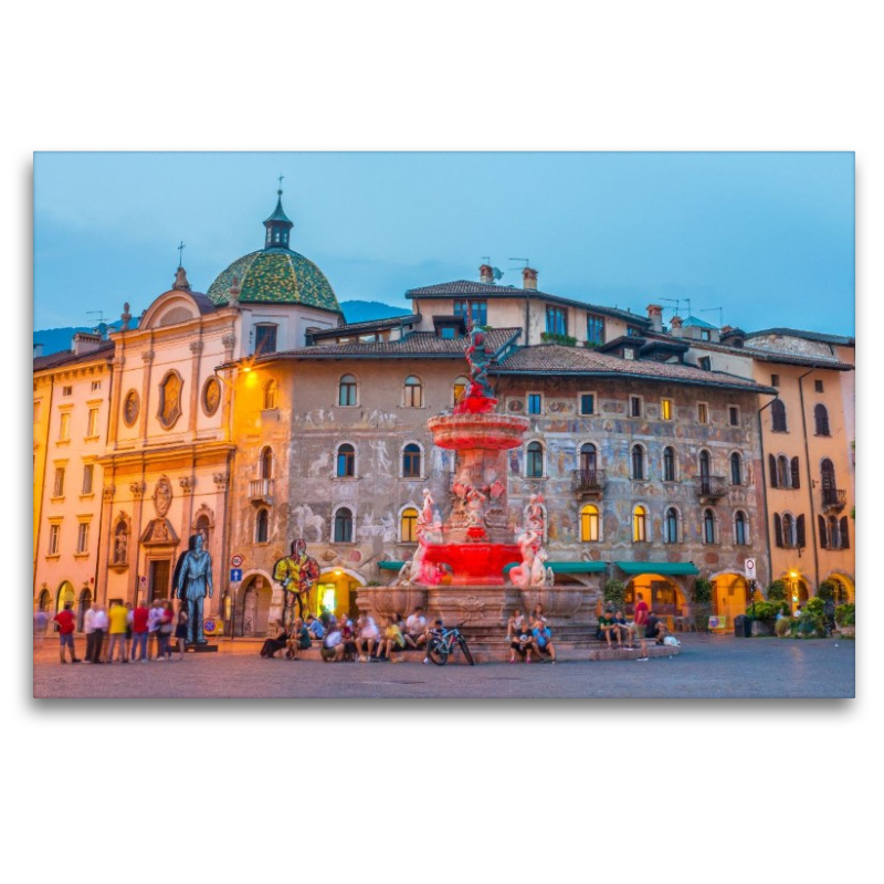 Trient - der Neptunbrunnen auf dem Domplatz kurz nach dem Sonnenuntergang