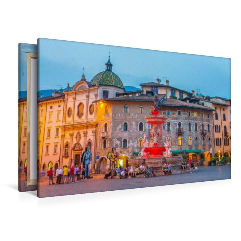 Trient - der Neptunbrunnen auf dem Domplatz kurz nach dem Sonnenuntergang