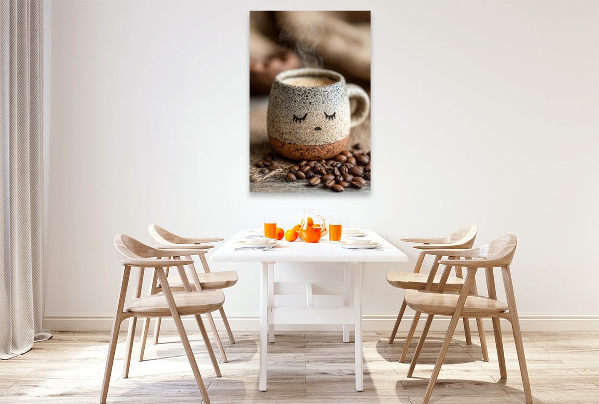 Müder Kaffee mit Schlafaugen - Sanftes Morgenmotiv für Kaffeefans