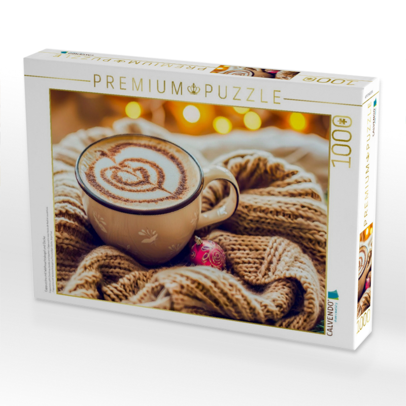Cappuccino mit Weihnachtskugel und Decke
