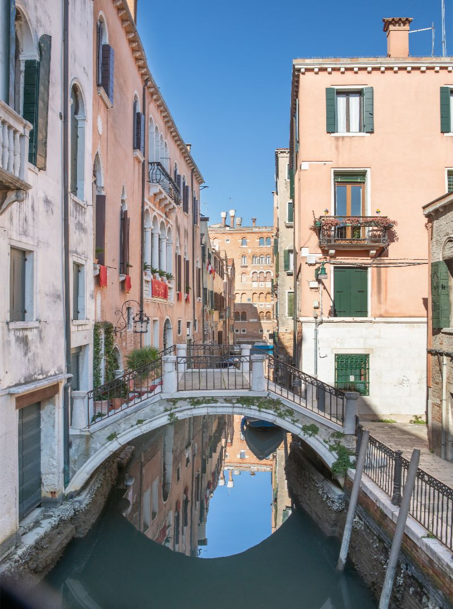 Venedig - Spiegelung unter der kleinen Brücke neben der Ponte dei Frati