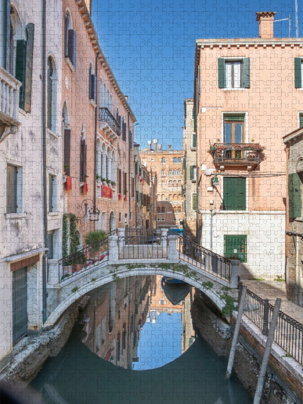 Venedig - Spiegelung unter der kleinen Brücke neben der Ponte dei Frati