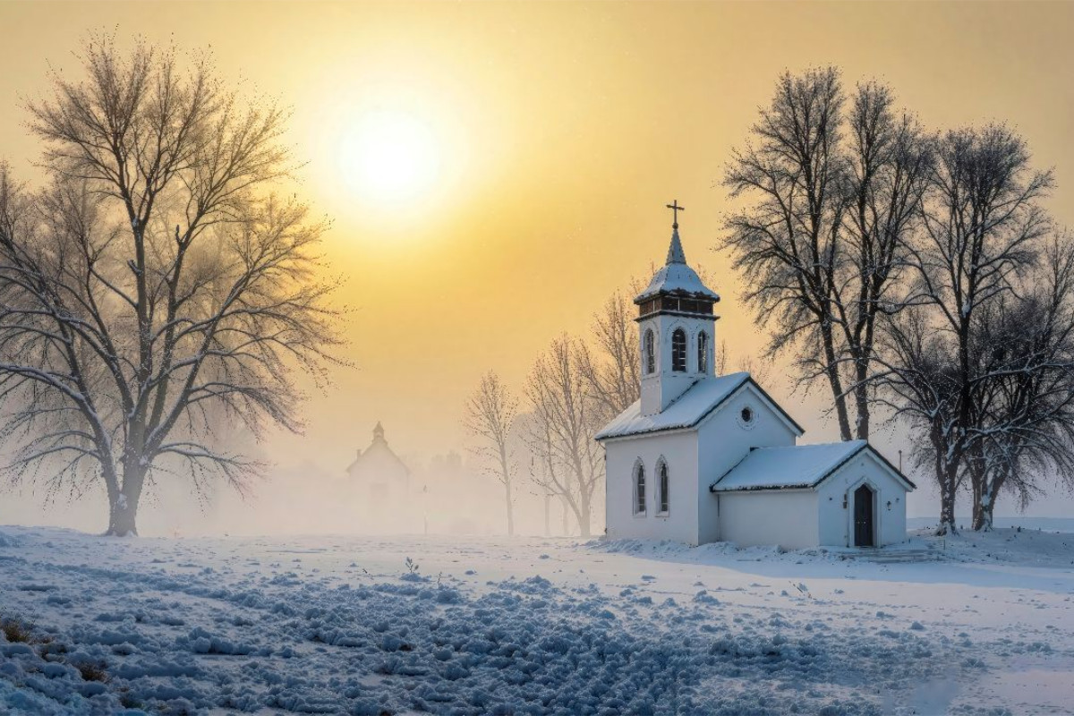Die Dorfkirche ruht in winterlicher Stille – ein Ort der Einkehr im Schnee