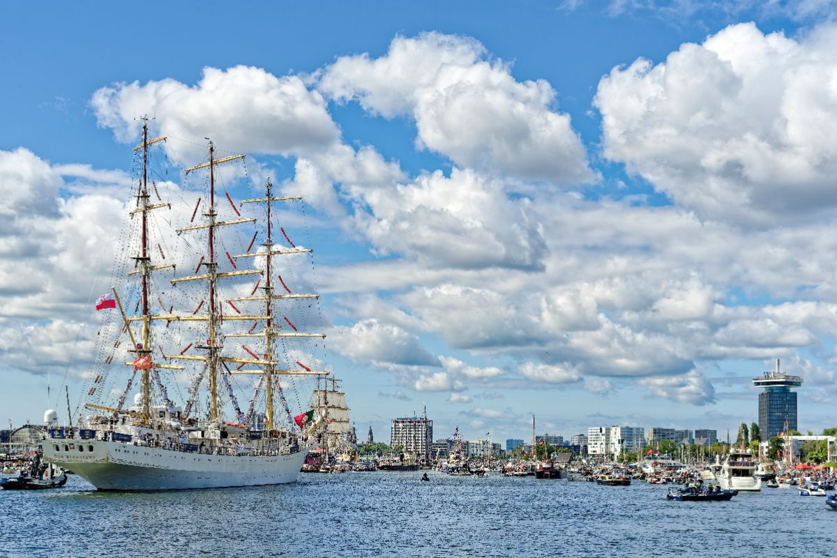 Die 'Dar Młodzieży', ein Segelschulschiff für angehende Offiziere der Handelsmarine