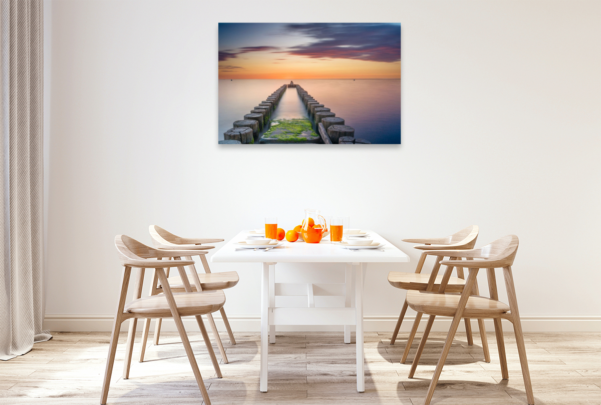 Buhnen beim Sonnenuntergang über der Ostsee
