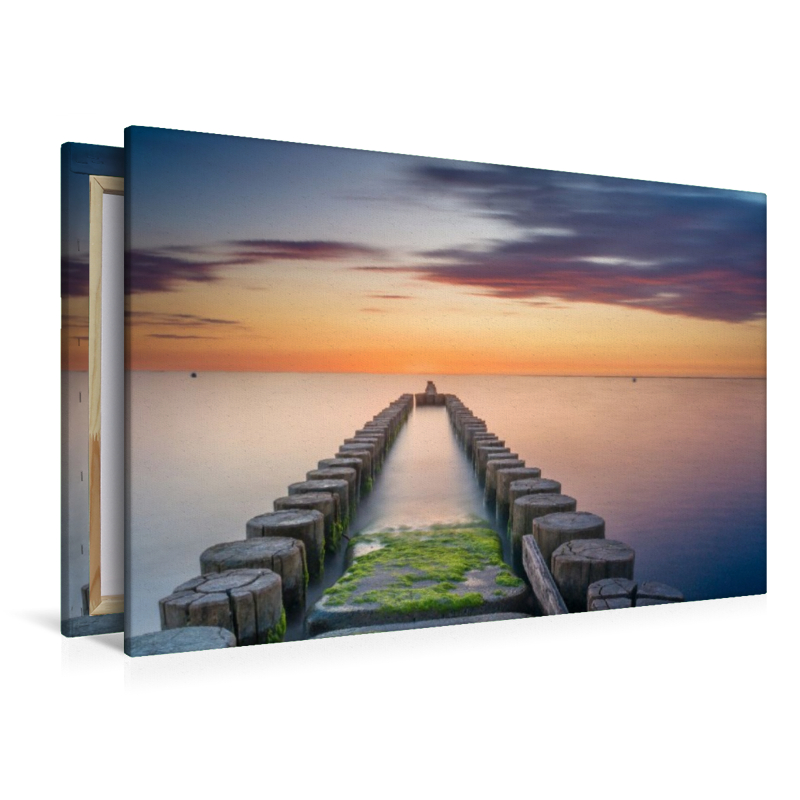 Buhnen beim Sonnenuntergang über der Ostsee