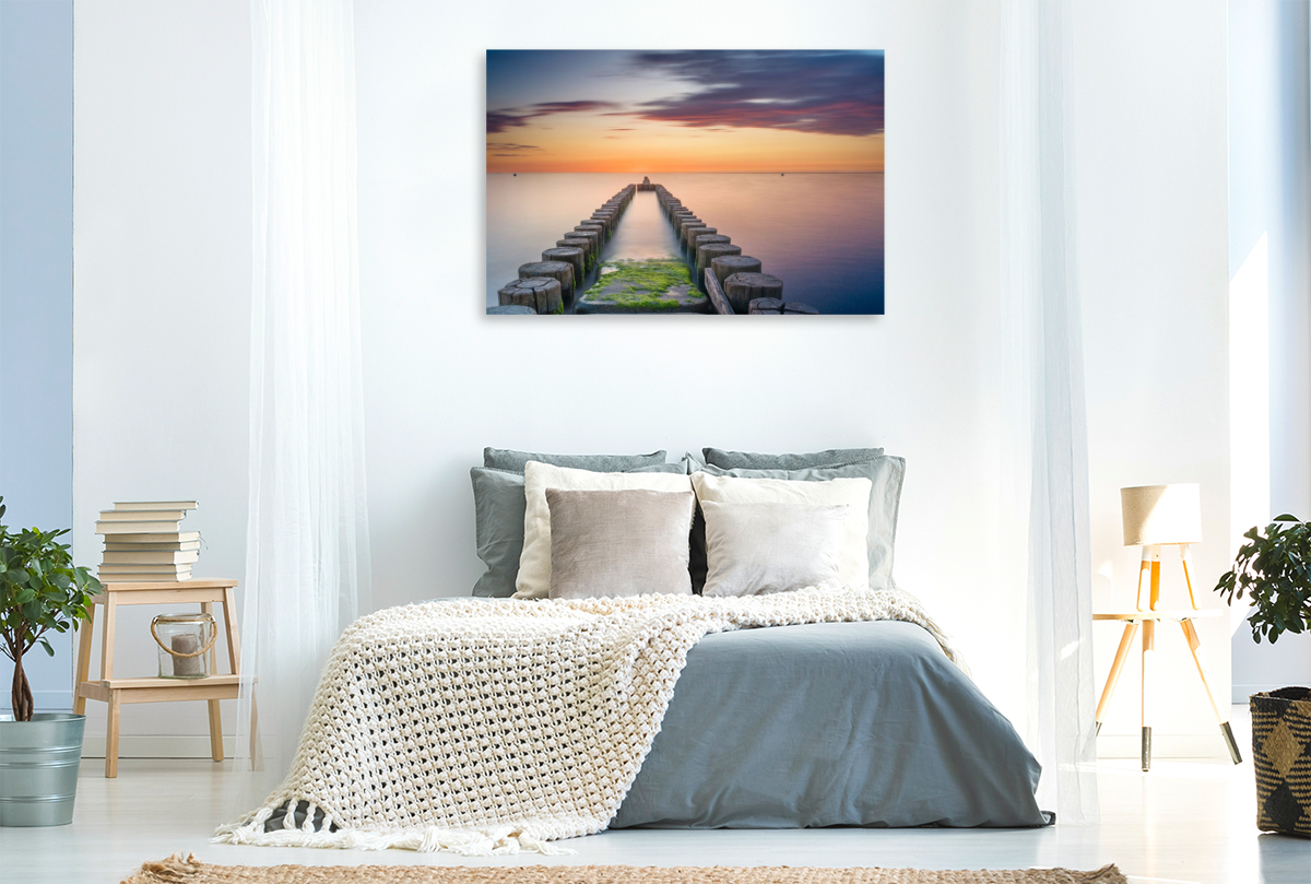 Buhnen beim Sonnenuntergang über der Ostsee