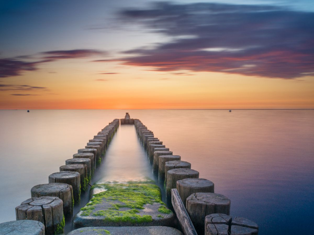 Buhnen beim Sonnenuntergang über der Ostsee