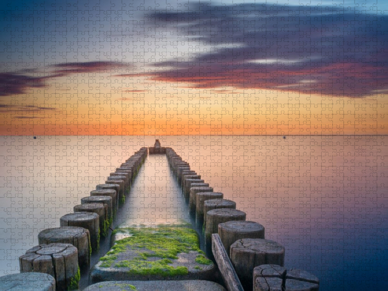 Buhnen beim Sonnenuntergang über der Ostsee