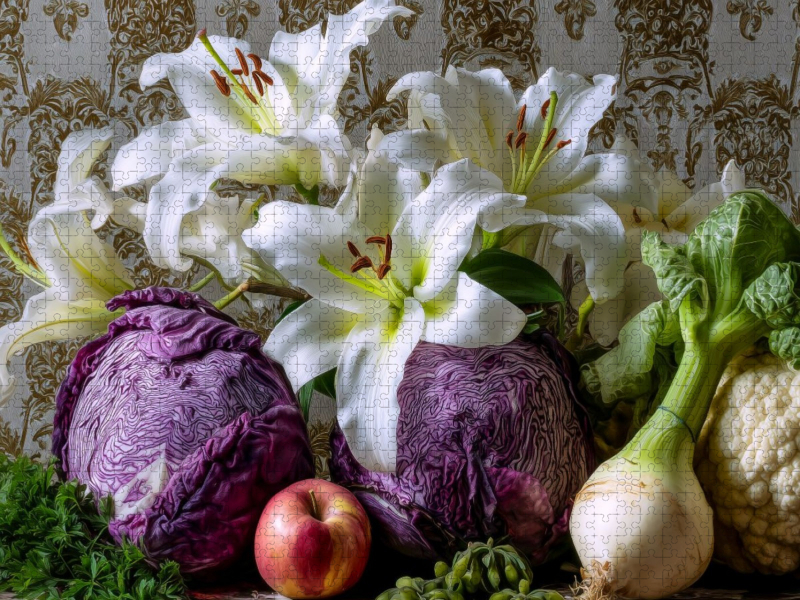 Stillleben in Weiß und Lila mit Lilien und Rotkohl