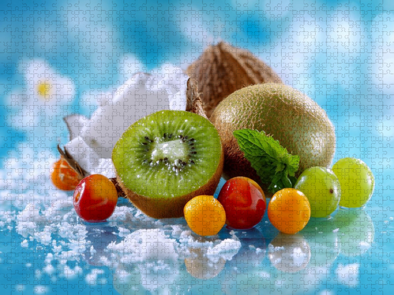 Stillleben mit Kiwis und Kokosnuss
