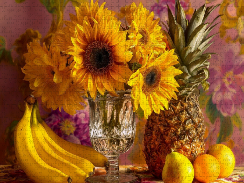Stillleben in Gelb mit Sonnenblumen, Bananen und Ananas