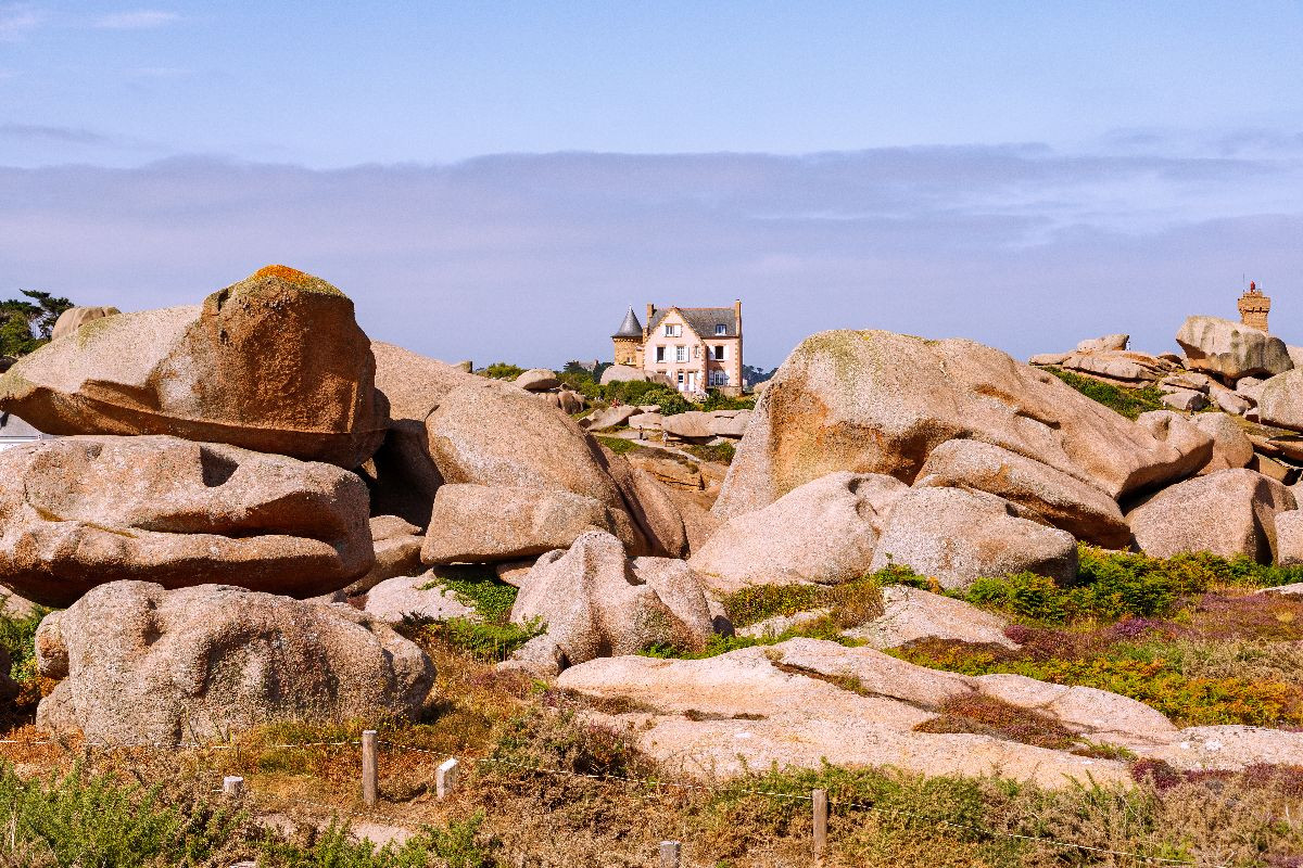 Rosa Granitfelsen am Zöllnerpfad – einzigartiges Küstenbild der Bretagne