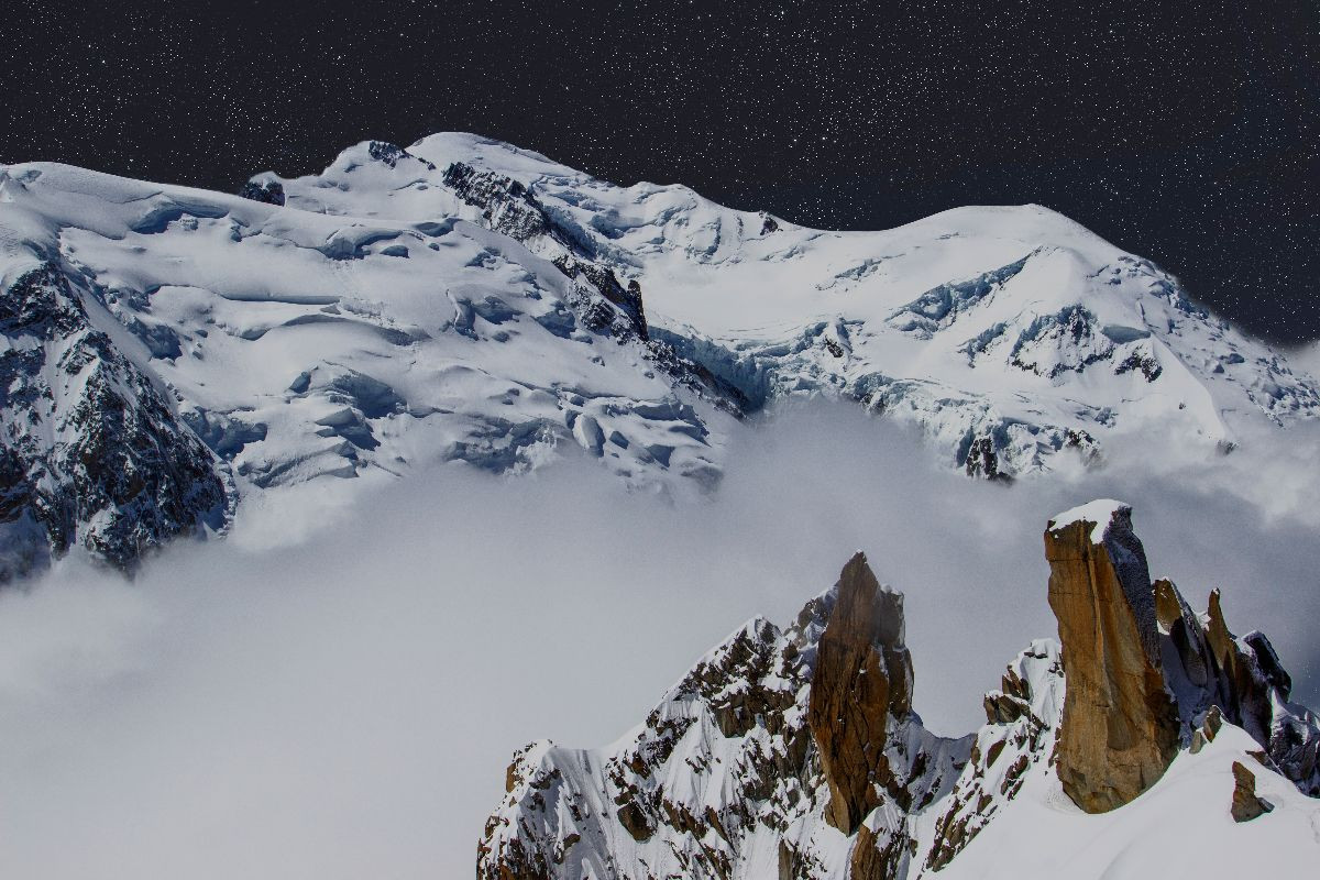 Der Cosmique Grat und der Mont Blanc bei Nacht
