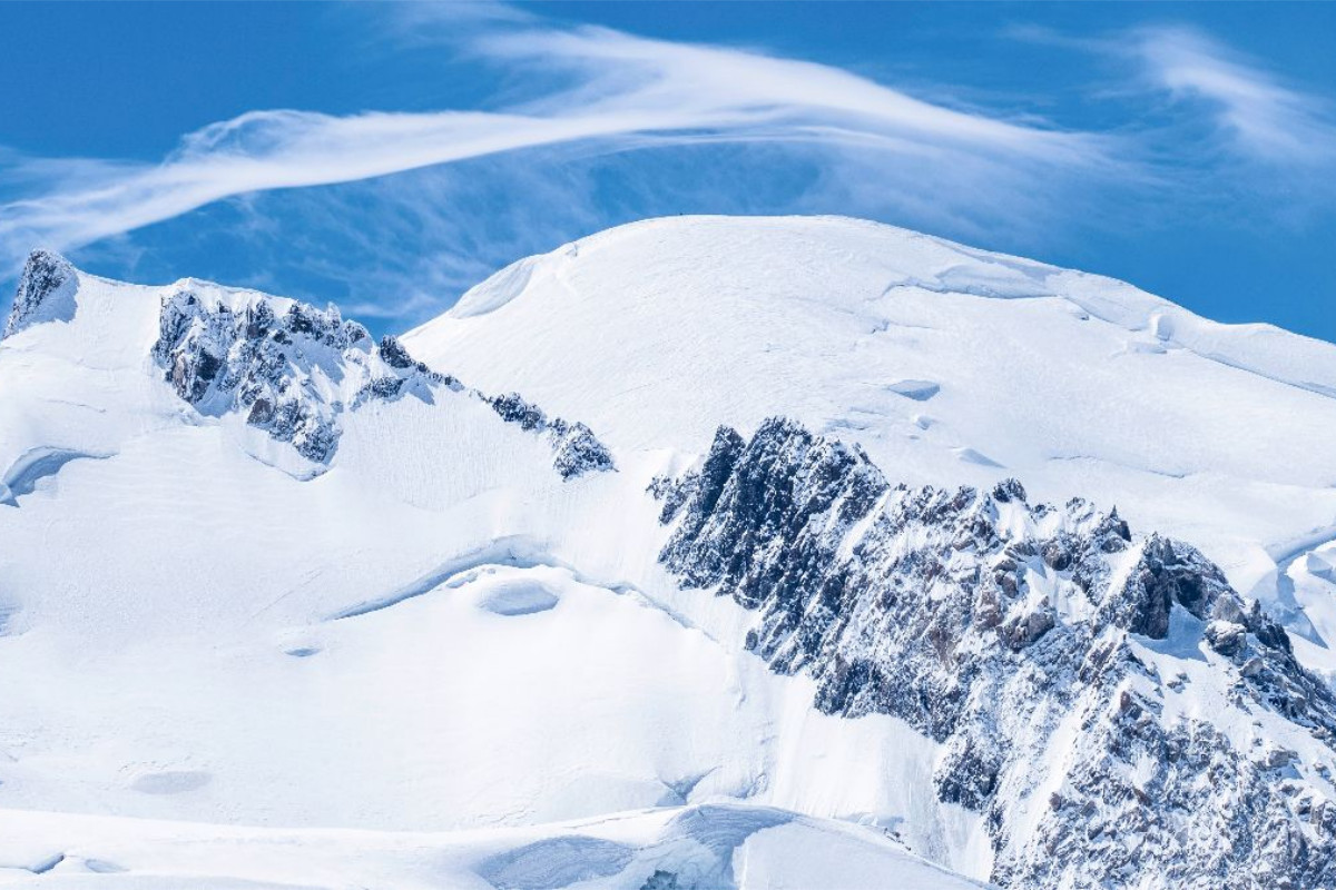 Ein Wolkenbogen über dem Mont Maudit und Mont Blanc