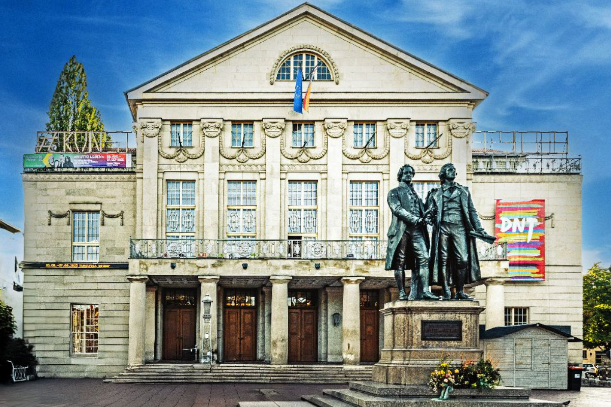 Goethe und Schiller vor dem Nationaltheater