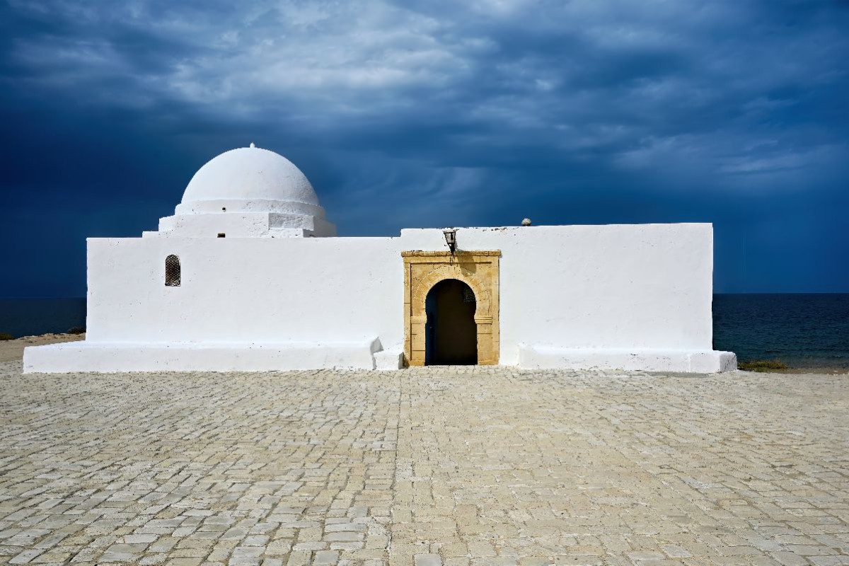 Sidi Mansour Moschee in Monastir, Tunesien unter schwarzen Wolken