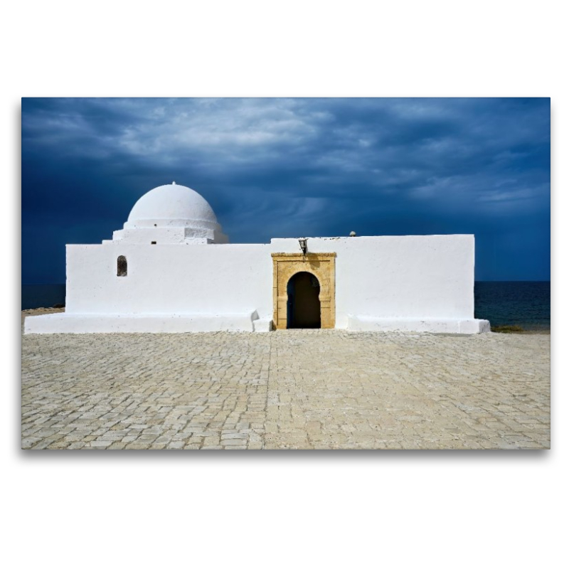 Sidi Mansour Moschee in Monastir, Tunesien unter schwarzen Wolken