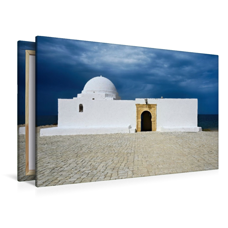 Sidi Mansour Moschee in Monastir, Tunesien unter schwarzen Wolken