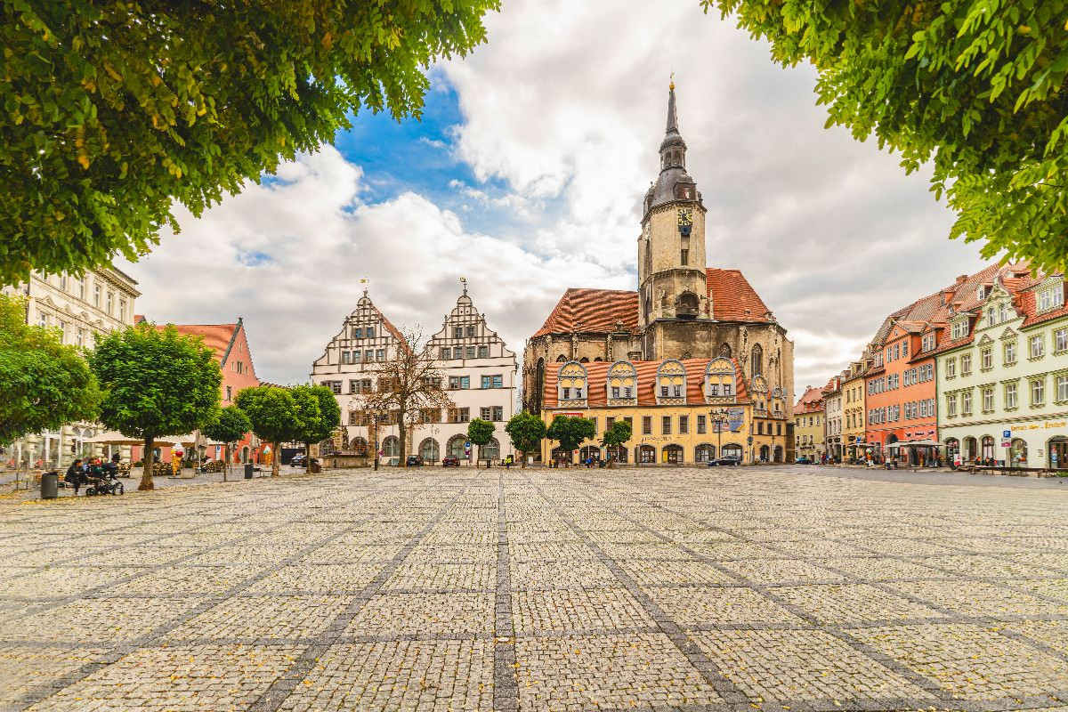 Marktplatz mit Bürgerkirche St. Wenzel und Häusern aus Renaissance und Barock.