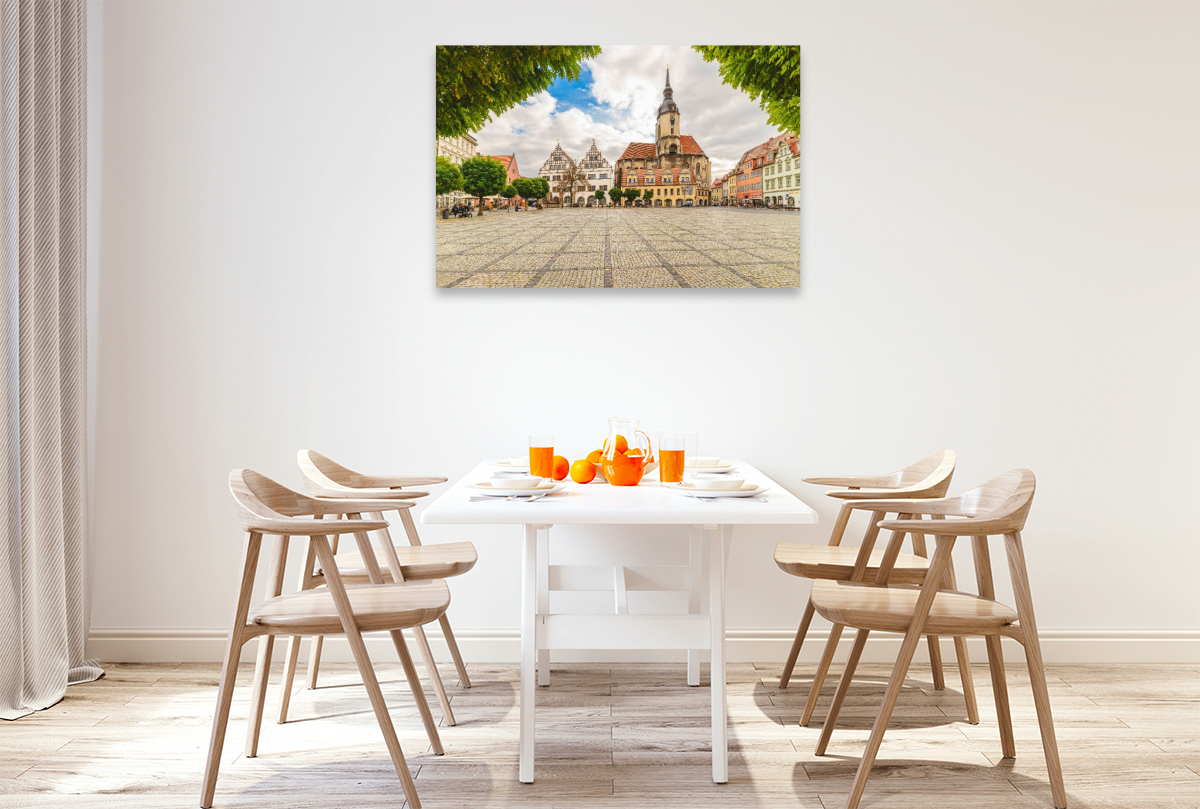 Marktplatz mit Bürgerkirche St. Wenzel und Häusern aus Renaissance und Barock.